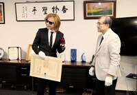 YOSHIKIの紺綬褒章受章式の様子。