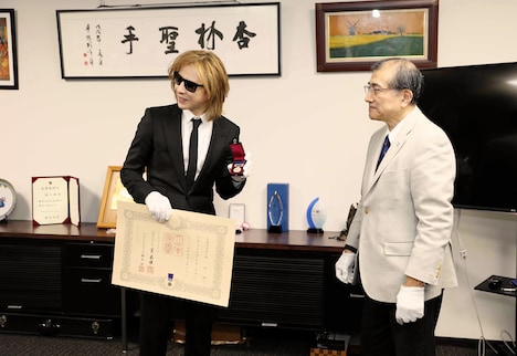 YOSHIKIの紺綬褒章受章式の様子。