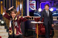 ギャグを披露する矢部昌暉（DISH//）。(c)日本テレビ