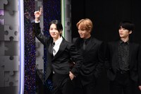 入場してすぐにおどけてポーズを決めてみせる佐藤景瑚（左）。