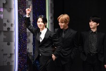 入場してすぐにおどけてポーズを決めてみせる佐藤景瑚（左）。