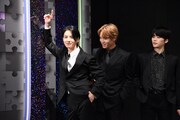 入場してすぐにおどけてポーズを決めてみせる佐藤景瑚(左)。