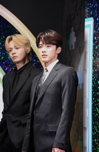 左から鶴房汐恩、河野純喜。