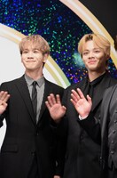 左から豆原一成、鶴房汐恩。