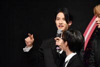 脳内で思い浮かべた漢字を必死に空中で再現しようとする佐藤景瑚。