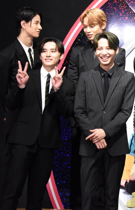 河野純喜が「実」を挙げたことをダブルピースで喜ぶ川西拓実（左下）。