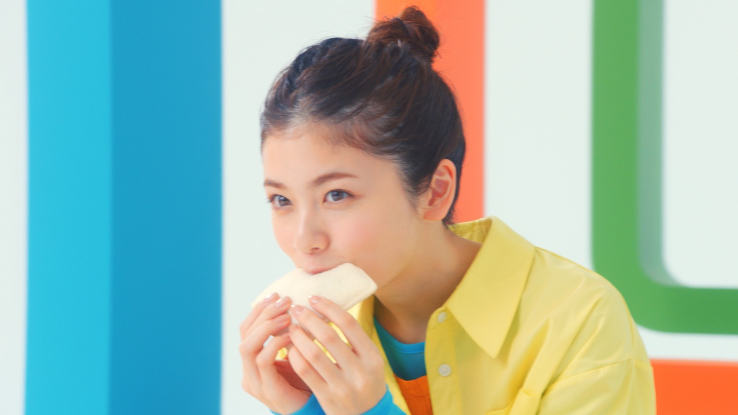 山崎製パン「ランチパック」新CMのワンシーン。