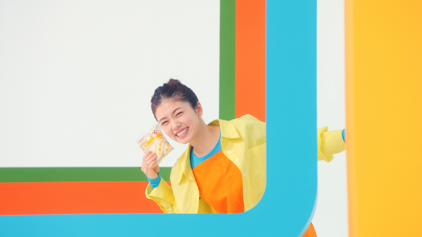 山崎製パン「ランチパック」新CMのワンシーン。