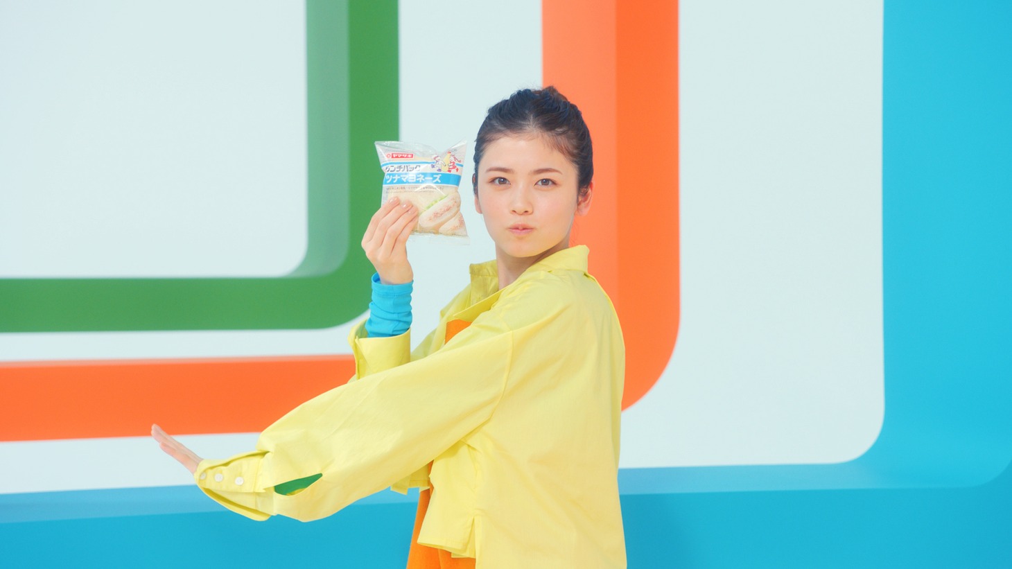 山崎製パン「ランチパック」新CMのワンシーン。