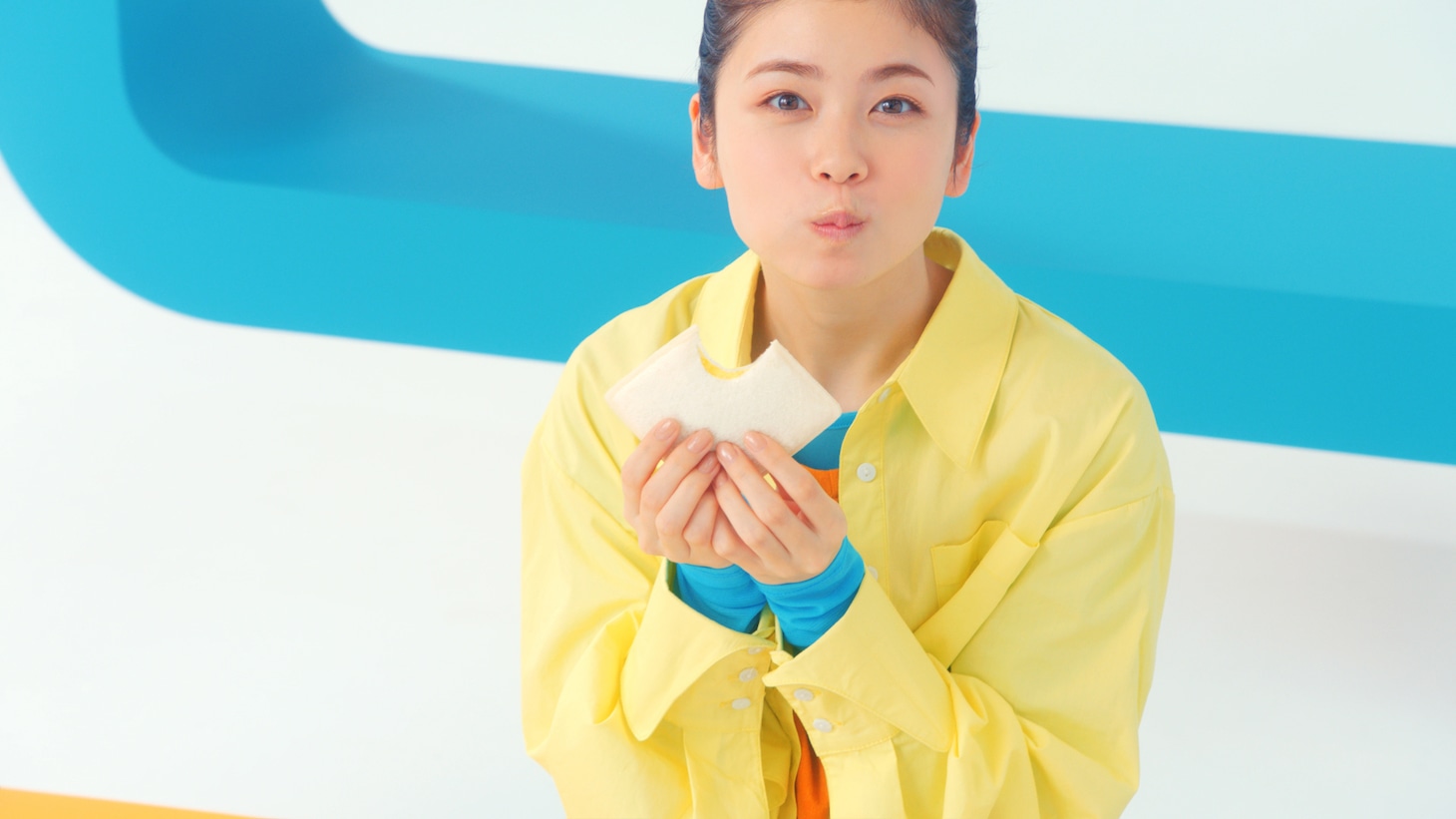 山崎製パン「ランチパック」新CMのワンシーン。