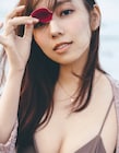 乃木坂46・新内眞衣がベージュのビキニ姿で艶のある表情浮かべる、写真集の新カット公開