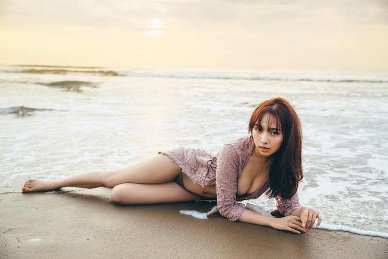 人気画像1位は「乃木坂46・新内眞衣がベージュのビキニ姿で艶のある表情浮かべる、写真集の新カット公開」より、新内眞衣2nd写真集「夜が明けたら」先行カット（撮影：東京祐）。