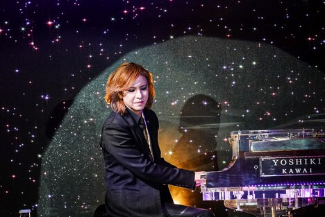「Forever Love」を演奏するYOSHIKI。