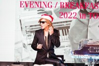 サンタ帽をかぶったYOSHIKI。