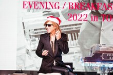 サンタ帽をかぶったYOSHIKI。