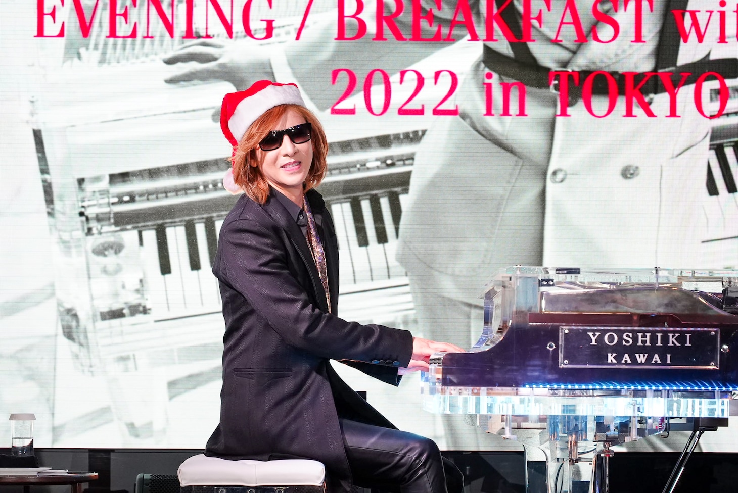 サンタ帽をかぶって「きよしこの夜」を弾き始めるYOSHIKI。
