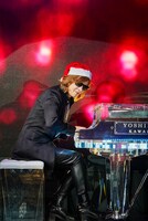 サンタ帽をかぶって「きよしこの夜」を演奏するYOSHIKI。