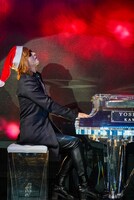 サンタ帽をかぶって「きよしこの夜」を演奏するYOSHIKI。