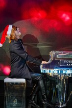 サンタ帽をかぶって「きよしこの夜」を演奏するYOSHIKI。