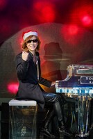サンタ帽をかぶって「きよしこの夜」を演奏するYOSHIKI。