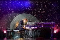 「Forever Love」を演奏するYOSHIKI。