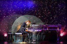 「Forever Love」を演奏するYOSHIKI。