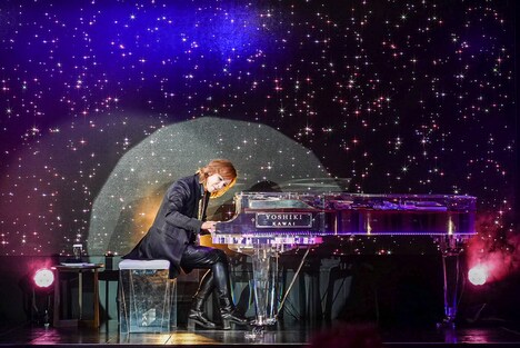 「Forever Love」を演奏するYOSHIKI。