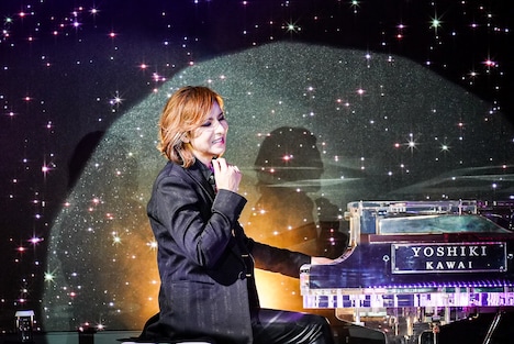 「Forever Love」を演奏するYOSHIKI。