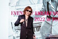 紺綬褒章を見せるYOSHIKI。