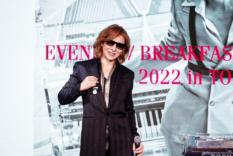 紺綬褒章を見せるYOSHIKI。