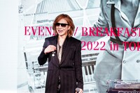 紺綬褒章を見せるYOSHIKI。