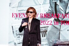 紺綬褒章を見せるYOSHIKI。