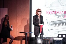 サンタ帽を受け取ったYOSHIKI。