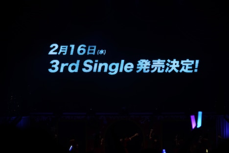 ≠MEの3rdシングル発売決定の知らせが映し出されたスクリーン。(c)YOANI