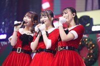 左から谷崎早耶、冨田菜々風、蟹沢萌子。(c)YOANI