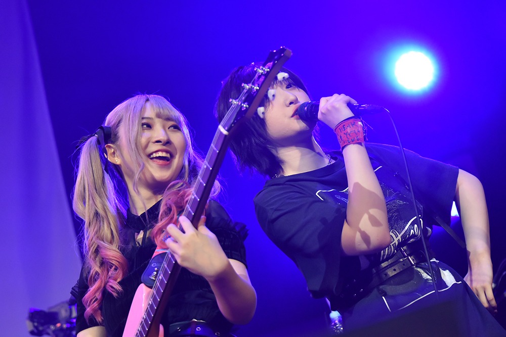 左からHANNA（G）、松本璃奈（Dr, Vo, B）。（撮影：鈴木恵）