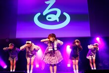 TEAM SHACHIの大黒柚姫とパフォーマンスするB.O.L.T。（撮影：笹森健一）