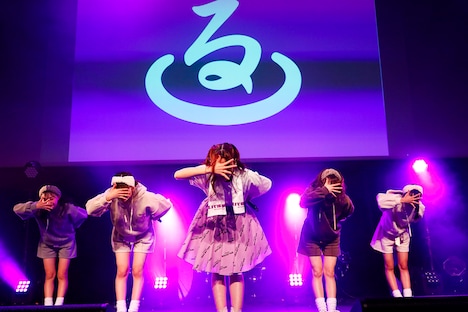 TEAM SHACHIの大黒柚姫とパフォーマンスするB.O.L.T。（撮影：笹森健一）