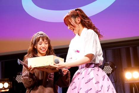 内藤るな（左）にバースデーケーキを贈るTEAM SHACHIの大黒柚姫（右）。（撮影：笹森健一）