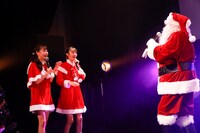 サンタクロースの登場に驚く白浜あやと青山菜花。（撮影：笹森健一）