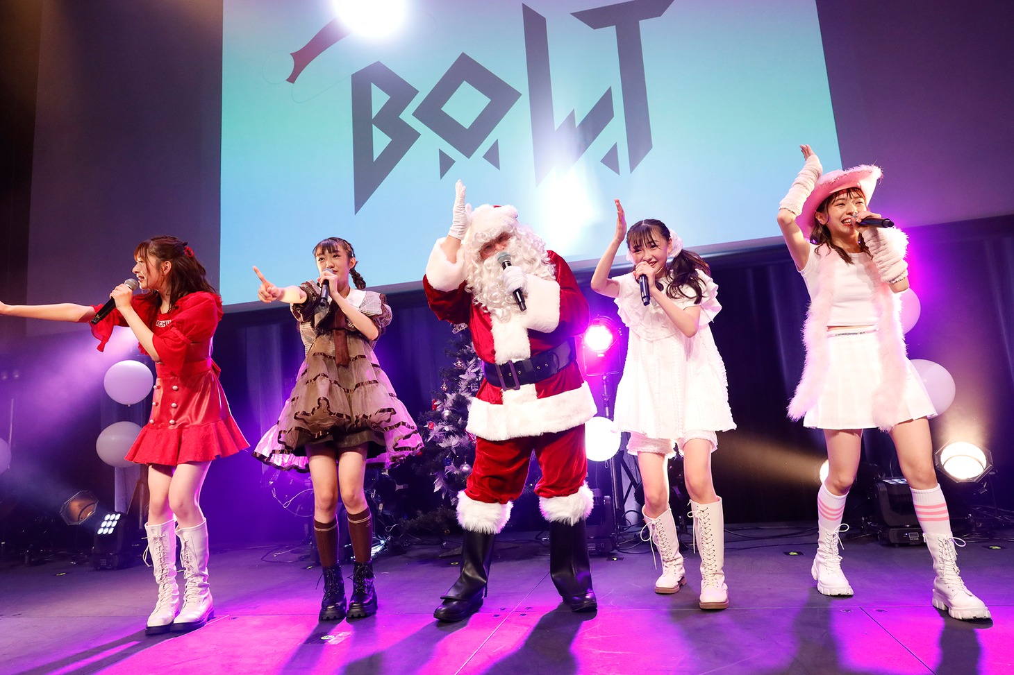 サンタクロースと一緒にパフォーマンスするB.O.L.T。（撮影：笹森健一）
