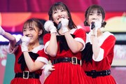 左から落合希来里、河口夏音、菅波美玲。(c)YOANI