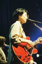 畳野彩加（Vo, G）（撮影：池野詩織）