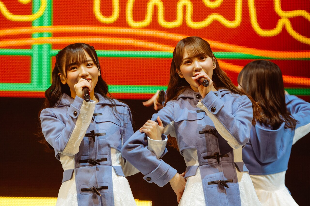 腕を組む齊藤京子（左）と加藤史帆（右）。（撮影：上山陽介