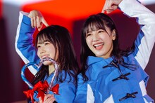 左から丹生明里、渡邉美穂。（撮影：上山陽介）