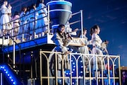 機関車フロートでアリーナを回る日向坂46。（撮影：上山陽介）