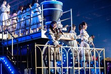 機関車フロートでアリーナを回る日向坂46。（撮影：上山陽介）