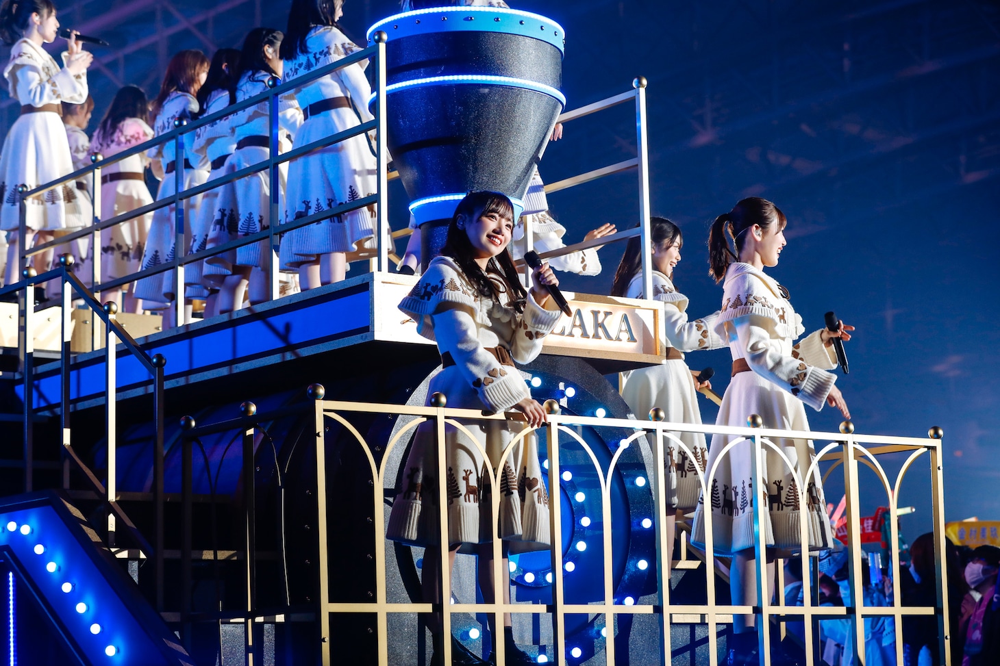 機関車フロートでアリーナを回る日向坂46。（撮影：上山陽介）