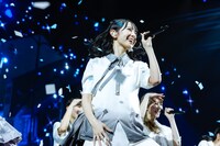 「ってか」を歌う金村美玖。（撮影：上山陽介）