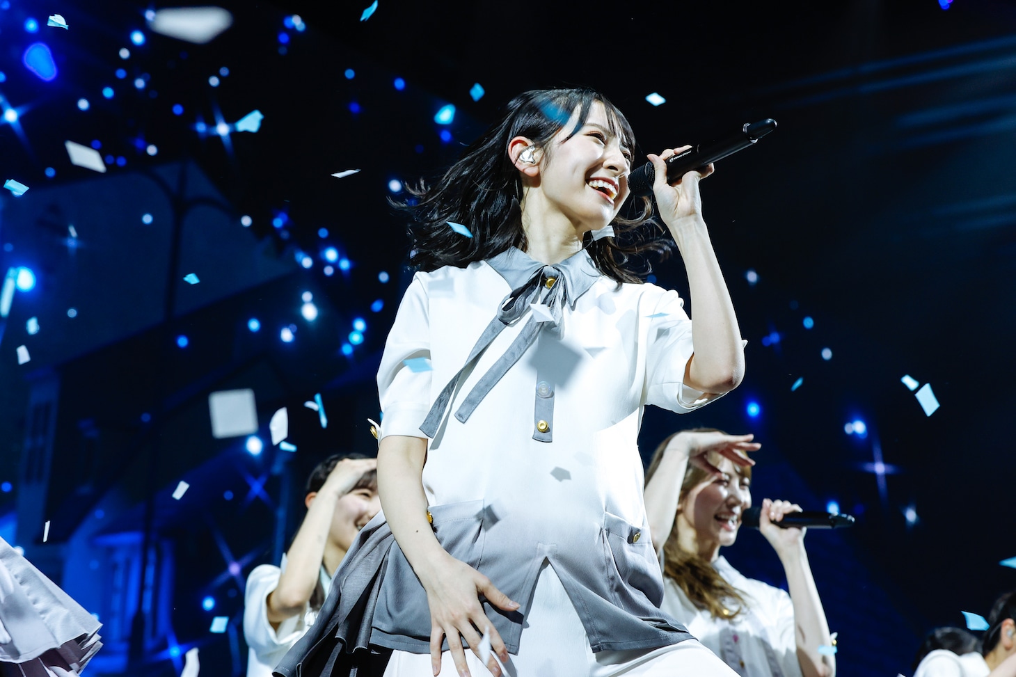 「ってか」を歌う金村美玖。（撮影：上山陽介）